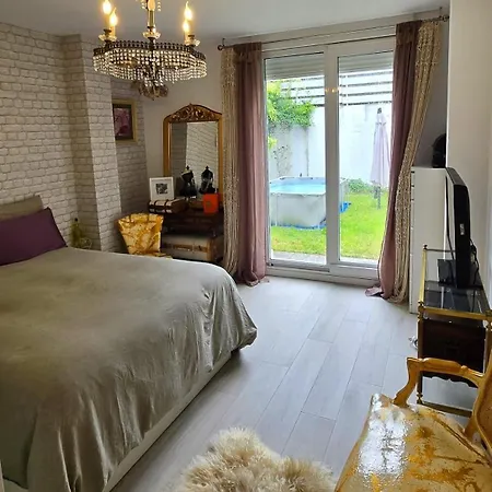 Lägenhet Elegant For 4 With Wifi, Parking And Private Pool