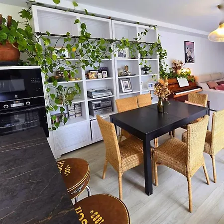 Elegant For 4 With Wifi, Parking And Private Pool