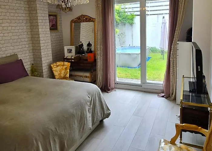 Lägenhet Elegant For 4 With Wifi, Parking And Private Pool