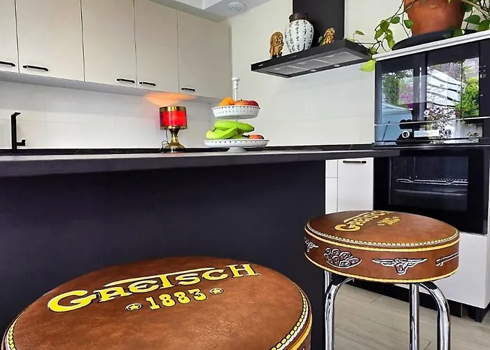 Elegant For 4 With Wifi, Parking And Private Pool