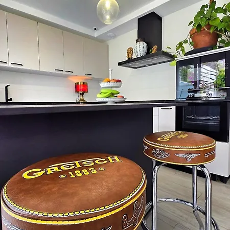 Elegant For 4 With Wifi, Parking And Private Pool